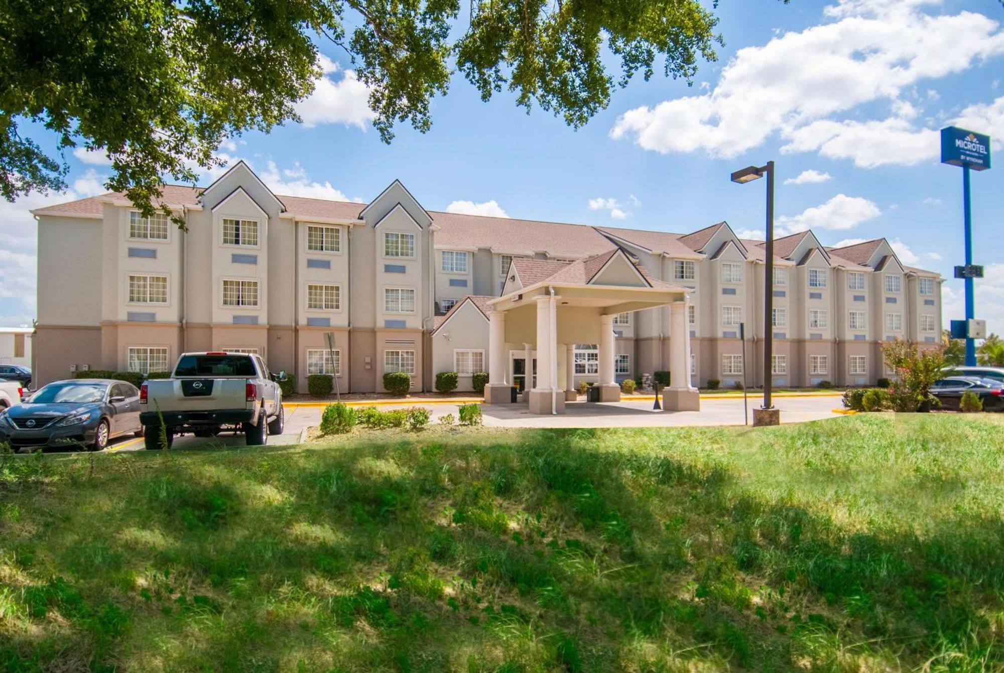 Microtel Inn And Suites Lafayette Exterior photo